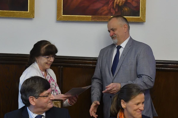 Zdjęcie przedstawia przemawiającego Rektora URK oraz zaproszonych gości-organizatorów konferencji.