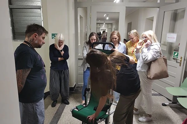Foto-relacja ze szkolenia "Prowadzenie bezpiecznej ewakuacji z wykorzystaniem krzeseł transportowo-ewakuacyjnych Everest z uwzględnieniem osób ze szczególnymi potrzebami, w tym z niepełnosprawnościami".