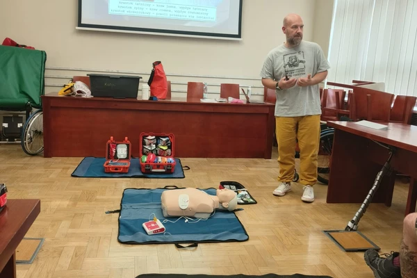Foto-relacja ze szkolenia "Udzielanie pierwszej pomocy z uwzględnieniem osób ze szczególnymi potrzebami, w tym z niepełnosprawnościami"