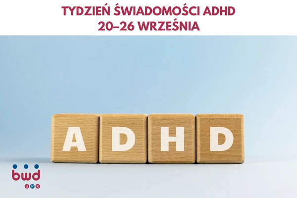 grafika prezentuje drewniane 4 kostki z literami adhd