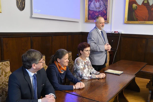 Zdjęcie przedstawia przemawiającego Rektora URK oraz zaproszonych gości-organizatorów konferencji.