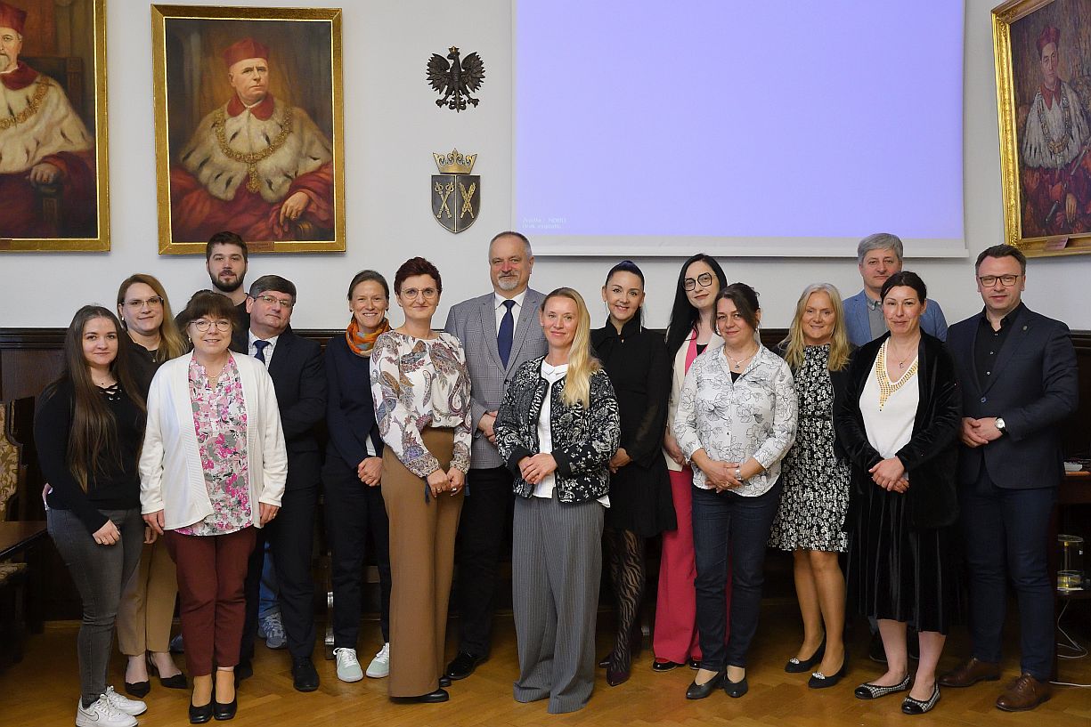Zdjęcie przedstawia przemawiającego Rektora URK oraz zaproszonych gości-organizatorów konferencji.