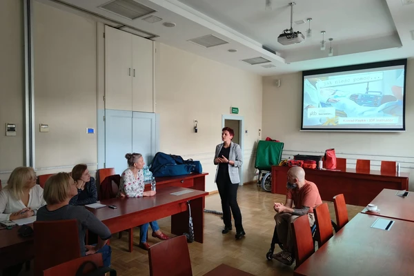 Foto-relacja ze szkolenia "Udzielanie pierwszej pomocy z uwzględnieniem osób ze szczególnymi potrzebami, w tym z niepełnosprawnościami"