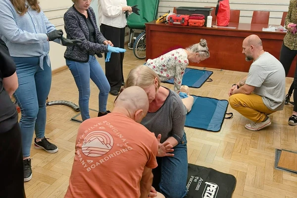 Foto-relacja ze szkolenia "Udzielanie pierwszej pomocy z uwzględnieniem osób ze szczególnymi potrzebami, w tym z niepełnosprawnościami"