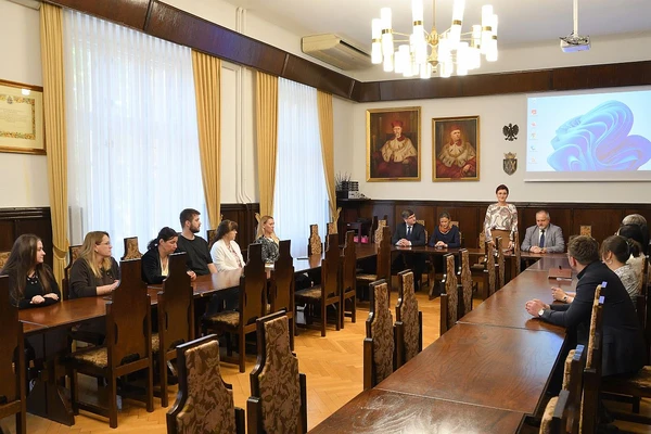 Zdjęcie przedstawia przemawiającego Rektora URK oraz zaproszonych gości-organizatorów konferencji.