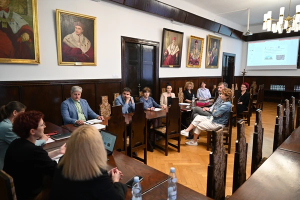 Zdjęcie z posiedzenia Rady Dostępności przedstawia obradujących członków siedzących w Sali Senackiej URK.