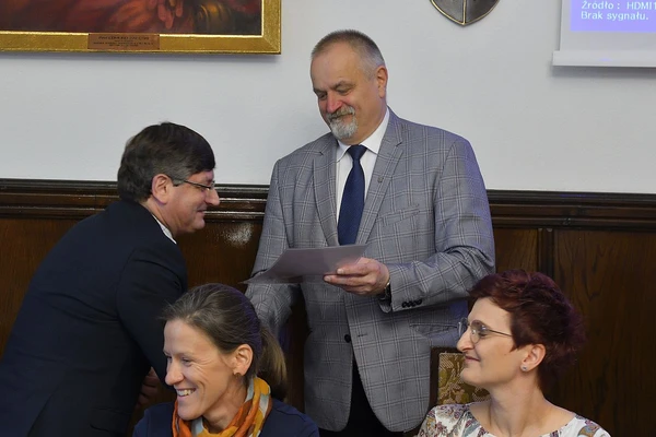 Zdjęcie przedstawia przemawiającego Rektora URK oraz zaproszonych gości-organizatorów konferencji.