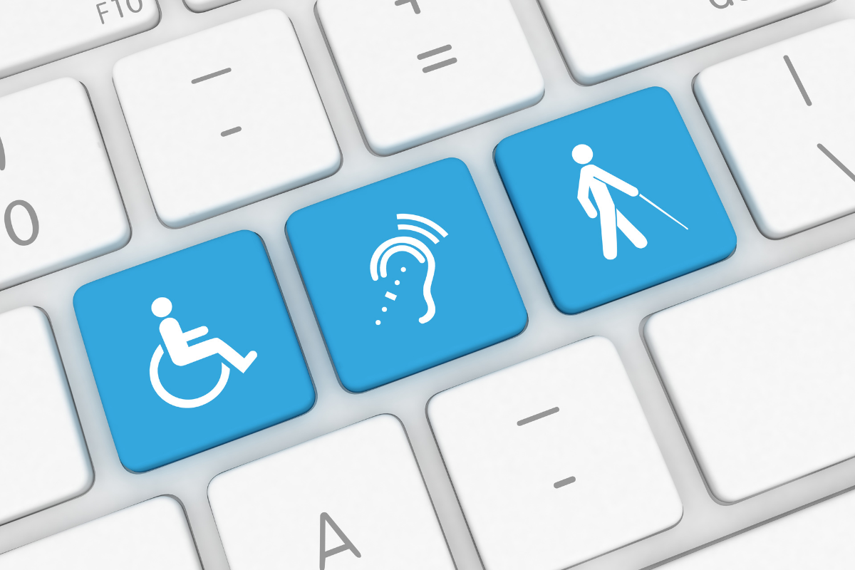 Światowy Dzień Świadomości Dostępności (Global Accessibility Awareness Day) - grafika ilustracyjna pokazująca klawiaturę z niebieskimi znakami niepełnosprawności ruchowej, słuchu, wzroku.