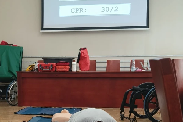 Foto-relacja ze szkolenia "Udzielanie pierwszej pomocy z uwzględnieniem osób ze szczególnymi potrzebami, w tym z niepełnosprawnościami"