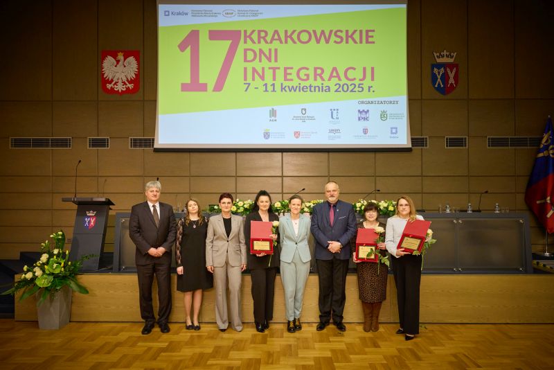 Zdjęcie przedstawia JMR dr hab. inż. Sylwestra Tabora, Panią prof. dr hab. inż Ewę Błońską - prorektor ds. Ogólnych, URK laureatów URK nagrody Integralia 2025 oraz pracowników Biura Wsparcia i Dostępności.